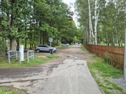Foto: Blick vom Damm auf das Baufeld der Mulde im Bereich des Weges/ Parkplatzes