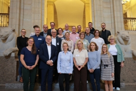 Foto: Gruppenfoto in der Staatskanzlei: Erfahrungsaustausch der Innenrevision der Bau- und Liegenschaftsbetriebe der Bundesländer