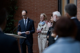 Foto: Staatsministerin Regina Kraushaar spricht ein Grußwort beim Empfang zum Tag der Deutschen Einheit in der Residenz des Botschafters beim Heiligen Stuhl.
