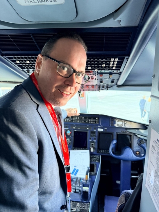 Wirtschaftsminister Dirk Panter im Cockpit der D328eco