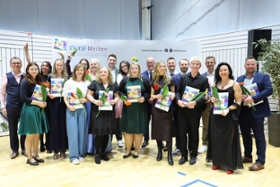 Foto: Absolventinnen und Absolventen des berufsbegleitenden Studiengangs "Allgemeine Verwaltung"