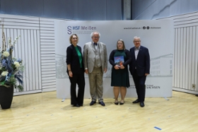 Foto: (v.l.n.r.) Prof. Dr. Samia Härtling, Prof. Dr. Ralf Lunau, Jahrgangsbeste des berufsbegleitenden Studiengangs "Allgemeine Verwaltung" Denise Beinbrecht und Thomas Rechentin