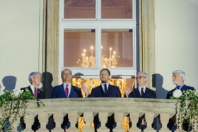 Foto: Ministerpräsident Michael Kretschmer spricht beim Empfang der Deutschen Botschaft zum Tag der Deutschen Einheit ein Grußwort auf dem Balkon der Deutschen Botschaft.