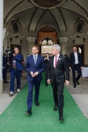 Foto: Ministerpräsident Kretschmer begrüßt gemeinsam mit dem Botschafter Dr. Peter Reuss die Gäste.