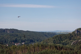 Foto: Hubschrauber fliegt Holz aus dem Schadgebiet aus