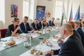 Foto: Ministerpräsident Michael Kretschmer führte Gespräche mit Vertretern aus der Politik und Wirtschaft zur Vertiefung der sächsisch-tschechischen Zusammenarbeit. Austausch mit den Vorsitzenden des Verwaltungsrats sowie der Geschäftsführung des Deutsch-Tschechischen Zukunftsfonds.
Petra Ernstberger (Vorsitzende des Verwaltungsrats), Jindřich Fryč (stellvertretender Vorsitzender des Verwaltungsrats), Susanne Sehlbach (Geschäftsführerin), Tomáš Jelínek (Geschäftsführer)