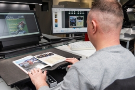Foto: Die Sachsenring-Programmhefte werden im Digitalisierungszentrum der SLUB Dresden mit modernster Technik digitalisiert.