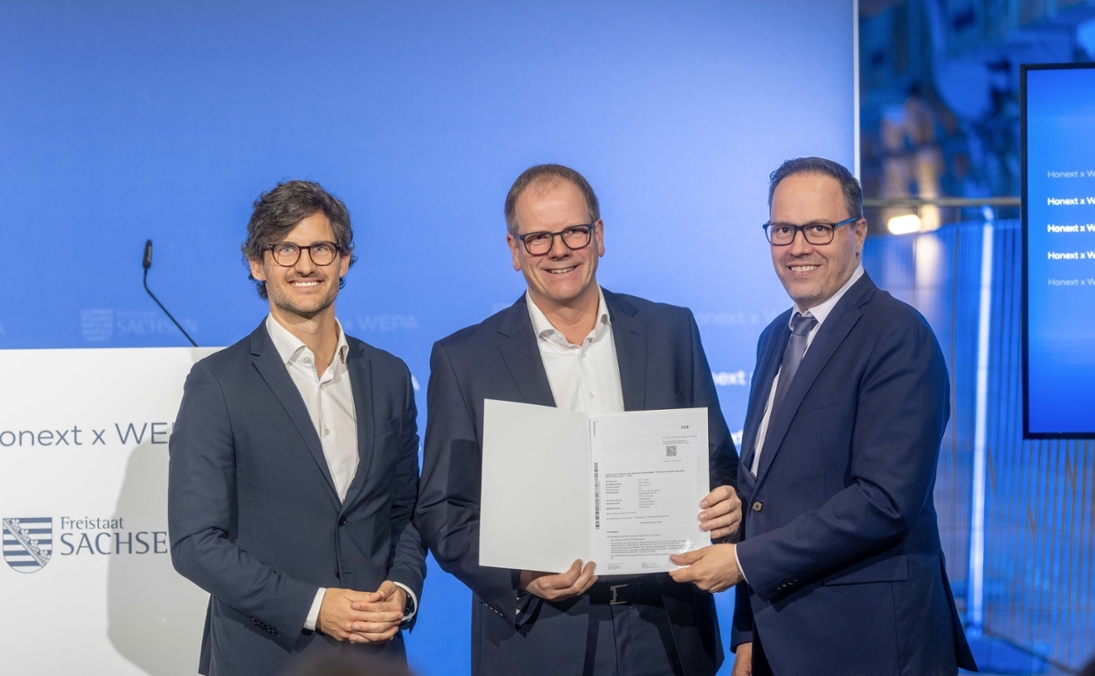 Der Freistaat Sachsen fördert Aufbau der Produktion von Recycling-Faserplatten in Kriebstein mit 9,85 Mio. Euro. Sachsens Wirtschaftsminister Dirk Panter (r) übergibt Förderbescheid an Wolfgang Köster, (Mitte) GF Honext x WEPA GmbH und Pol Merino,(li.) Managing Director Honext x WEPA Barcelona. Bild: SMWA | Ronald Bonss