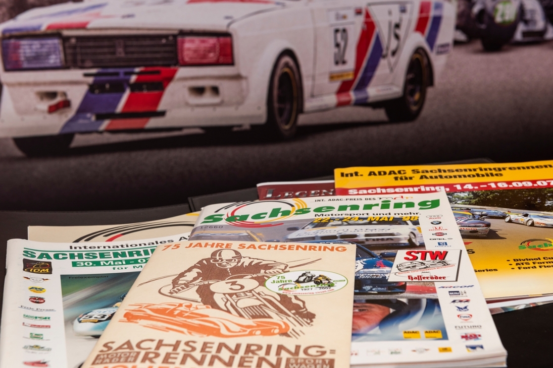 Insgesamt werden 130 Programmhefte, die es seit 1927 zu Motorsportveranstaltungen am Sachsenring gab, an der SLUB digitalisiert.