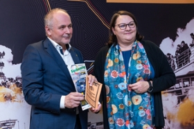 Foto: Am Dienstag, den 20. Oktober 2026, hat Klaus Klötzner, Vorstandsvorsitzender des ADAC Sachsen e.V., symbolisch die historischen Programmhefte an Katrin Stump, Generaldirektorin der SLUB Dresden, übergeben.