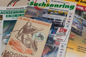 Foto: Die Programmhefte ab 1990 durchlaufen derzeit den Digitalisierungsprozess und werden in den kommenden Monaten online verfügbar sein.