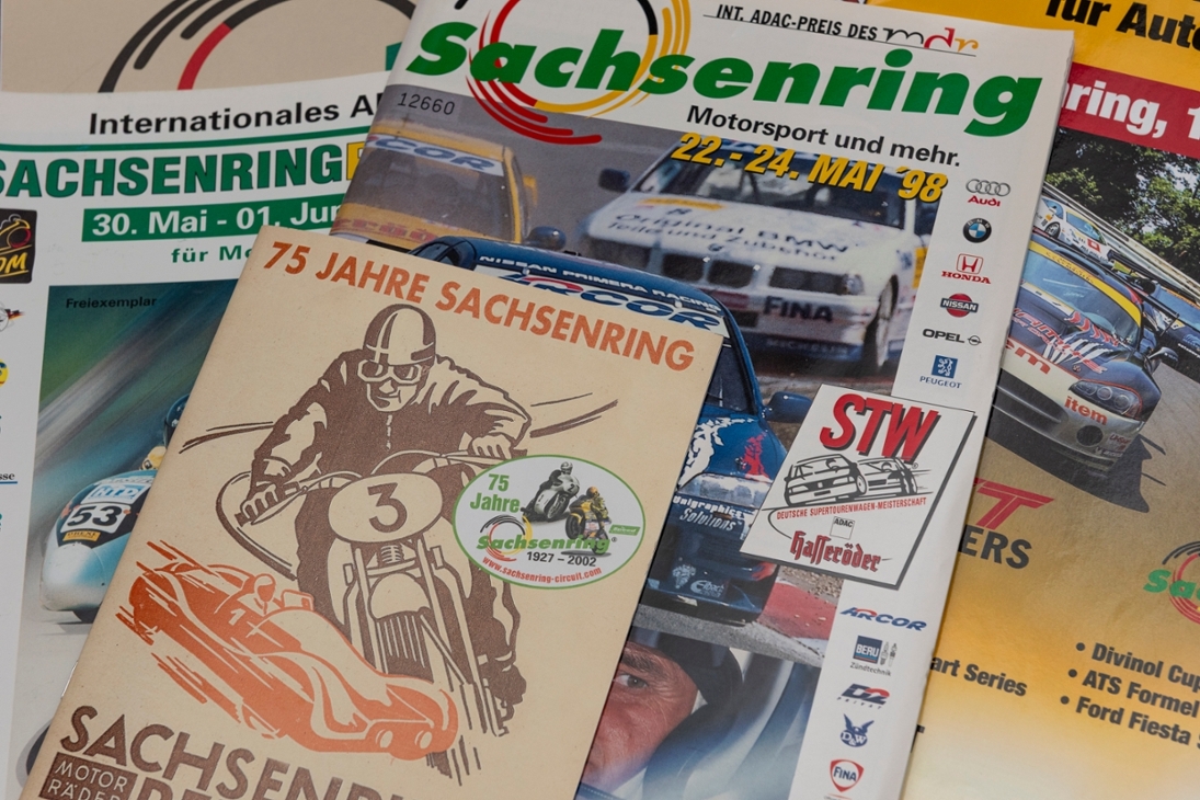 Die Programmhefte ab 1990 durchlaufen derzeit den Digitalisierungsprozess und werden in den kommenden Monaten online verfügbar sein.