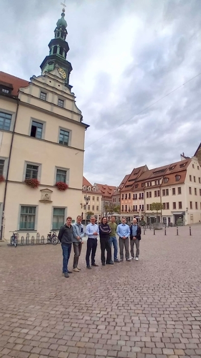 Anwesend waren Markus Dreßler, Bürgermeister der Stadt Pirna, Thomas Freitag und Romano Richter, Energiemanager der Stadt sowie Sebastian Ludwig, Kom.EMS zero Coach von der KEM Kommunalentwicklung Mitteldeutschland GmbH. Die SAENA war mit Björn Wagner, Leiter des Projekts zur treibhausgasneutralen Kommunalverwaltung sowie Martin Weiß und Stefan Vetter, in dem Projekt tätige Berater, vertreten.