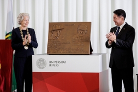 Foto: Die Rektorin der Universität Leipzig, Eva Inés Obergfell, und der Staatspräsident enthüllen eine Gedenktafel, die dem Pionier der Mongolistik in Deutschland, Prof. Dr. Erich Hänisch, und seinem Schüler Natsagdorj Dashdorj gewidmet ist.