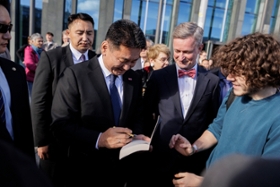 Foto: Staatspräsident KHURELSUKH Ukhnaa (l.) und Staatskanzleichef Dr. Andreas Handschuh vor der Universität auf dem Augustusplatz in Leipzig.
