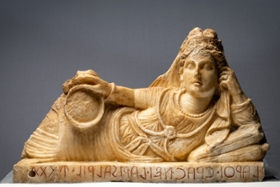 Foto: Aus der Inschrift geht hervor, dass die Verstorbene Larthia hieß und 75 Jahre alt wurde