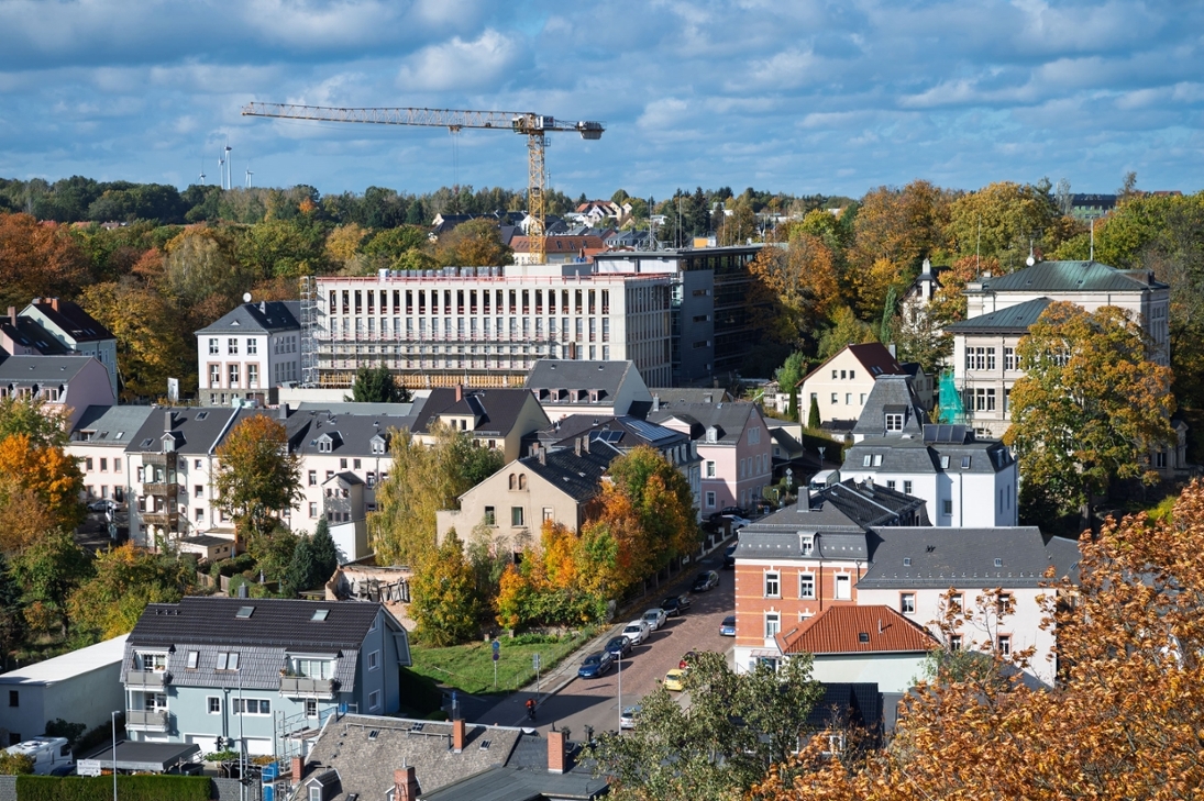 Das Foto zeigt im Hintergrund den nördlichen Teil des Campus mit dem Bibliotheksneubau und den Bestandsgebäuden Walter-Bruch-Bau (links vom Neubau), Grunert-de Jácome-Bau (dahinter) und dem Alfred-Udo-Holzt-Bau am rechten Bildrand.