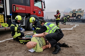 Foto: Helfer bei der MuRe26 kümmern sich um einen Verletzten (Dummy)
