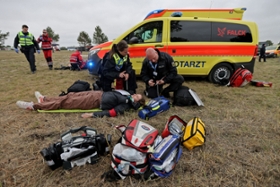 Foto: Helfer versorgen eine Verletzte bei der MuRe26
