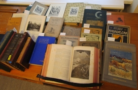 Foto: Bücher aus dem Eigentum Julius Hellmann, die in der ZLB Berlin aufgefunden wurden.