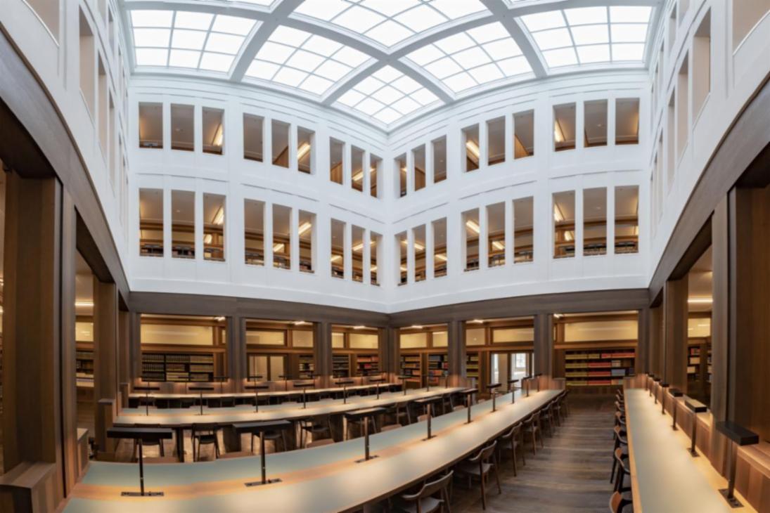 Das Herz der neuen Universitätsbibliothek in der „Alten Aktienspinnerei“ ist der zentrale Lesesaal, in den viel Tageslicht einfällt. Er erstreckt sich über drei Etagen. In der unteren Etage befinden sich 54 Leseplätze an langgezogenen Tischreihen, im Laubengang in der Mitte sind 36 Einzel-Leseplätze angeordnet und in der oberen Etage befinden sich 20 kleine Leseräume, die für einen bestimmten Zeitraum gebucht werden können.