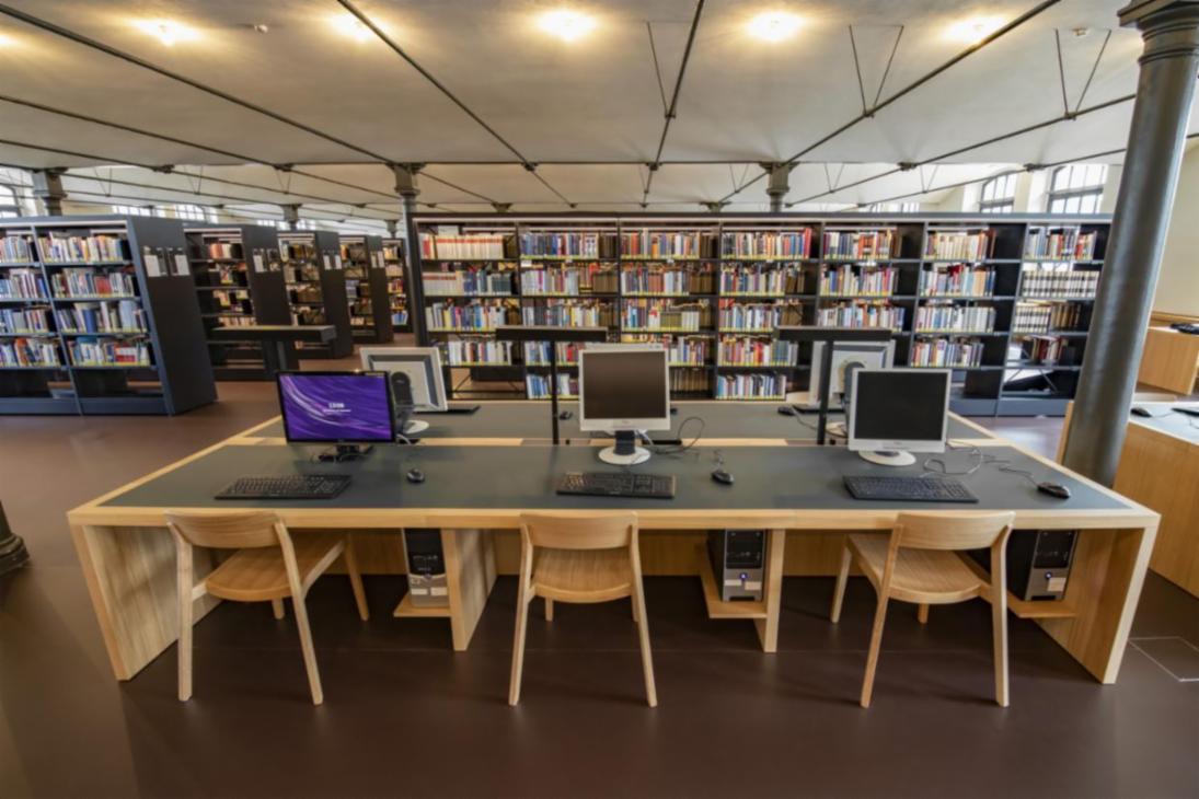 In den Seitenflügeln des Gebäudes der Universitätsbibliothek befinden sich die Freihandbereiche und zahlreiche PC-Arbeitsplätze, an denen man in unzähligen elektronischen Medien recherchieren kann. In den riesigen Seitenflügeln wurden die Kappengewölbe und die gusseisernen Säulen des denkmalgeschützten Industriegebäudes der „Alten Aktienspinnerei“ erhalten.