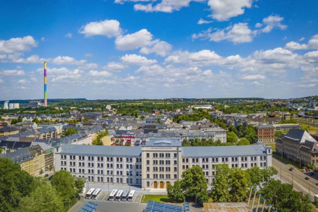 Das denkmalgeschützte Industriegebäude der „Alte Aktienspinnerei“ an der Straße der Nationen 33 in Chemnitz wurde mit viel Liebe zum Detail zur neuen Universitätsbibliothek für die TU Chemnitz umgebaut.