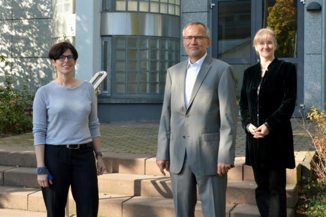 Dr. Volker Jäger, Dr. Andrea Wettmann und Dr. Thekla Kluttig (v. l. n. r.) vor dem Gebäude des Staatsarchivs Leipzig