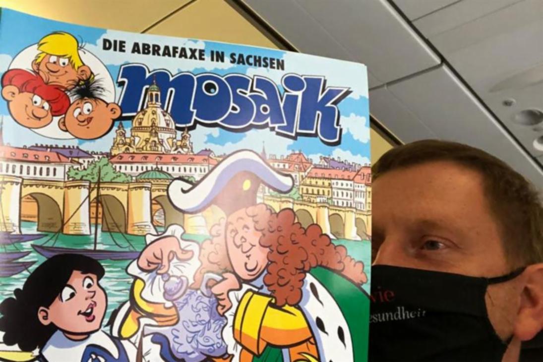 Ministerpräsident Michael Kretschmer bei der Lektüre des Mosaik-Sonderheftes &quot;Die Abrafaxe in Sachsen&quot;.