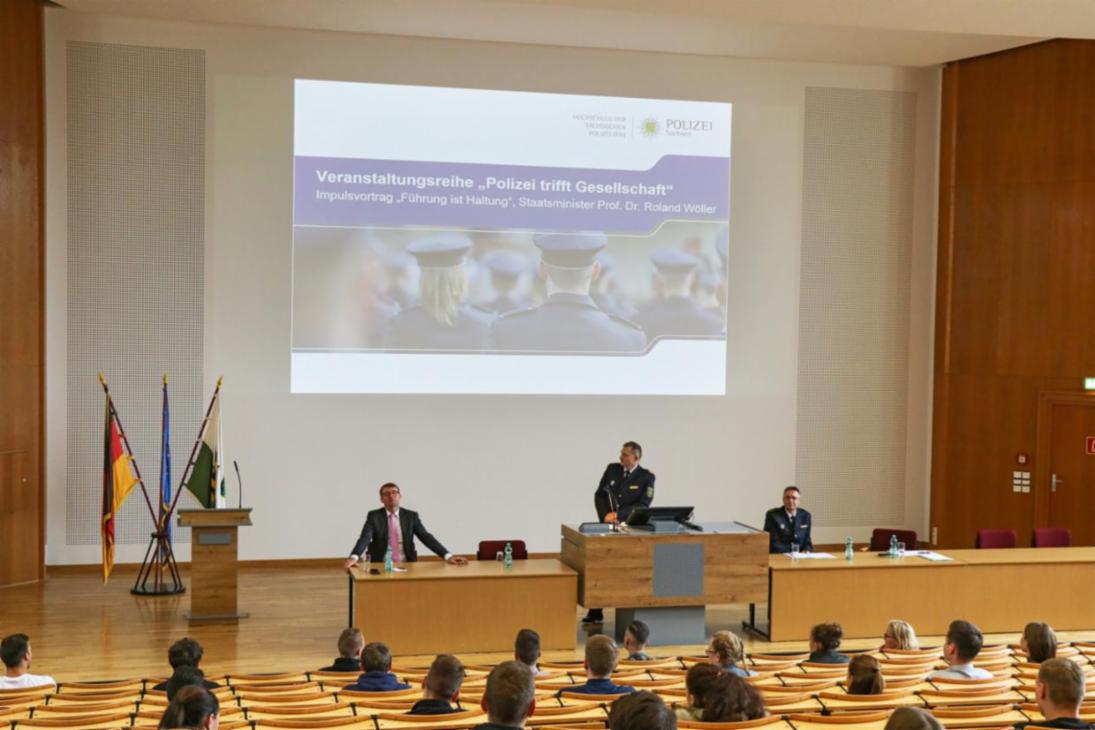 Blick von den Rängen auf das Podium der Aula am Campus Bautzen der PolFH
Staatsminister des Innern Prof. Dr. Roland Wöller bei einem Vortrag zu Fragen der Halten ud des inneren Kompasses vor Studierenden des 28. Bachelorjahrgangs an der Hochschule der Sächsischen Polizei (FH)