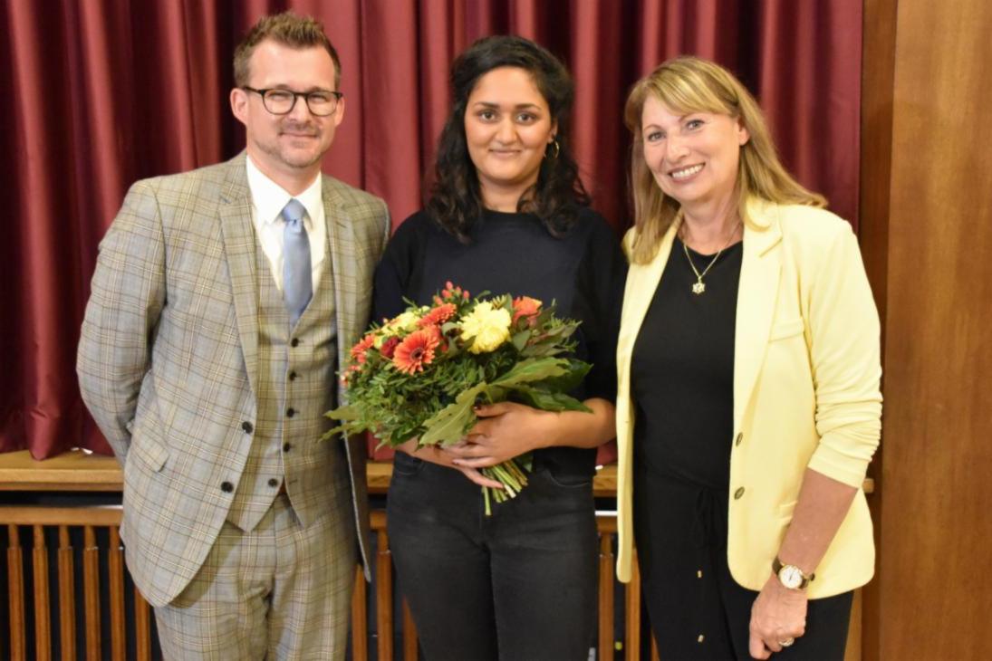 v.l.n.r. Raoul Schmidt-Lamontain (Bürgermeister der Stadt Dresden), Maya Singh (Marwa El-Sherbini-Stipendiatin), Petra Köpping (Sächsische Staatsministerin für Gleichstellung und Integration)