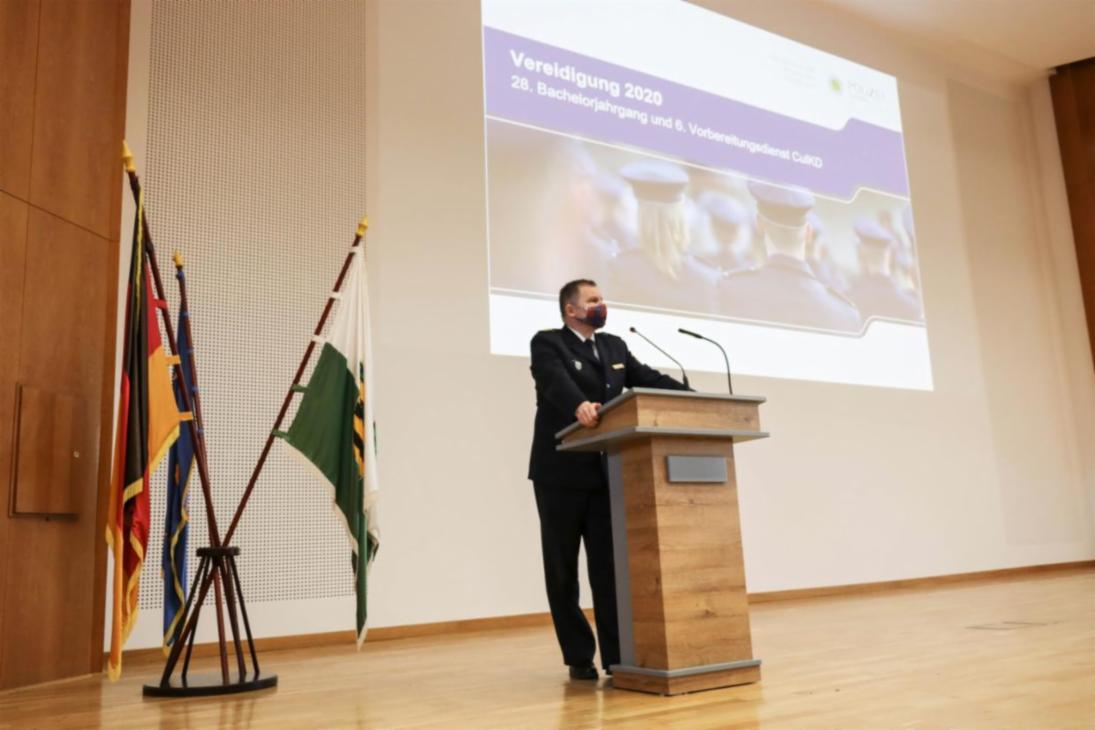 Rektor Carsten Kaempf begrüßt die Studierenden des 28. Bachelorstudienganges zur Vereidigung