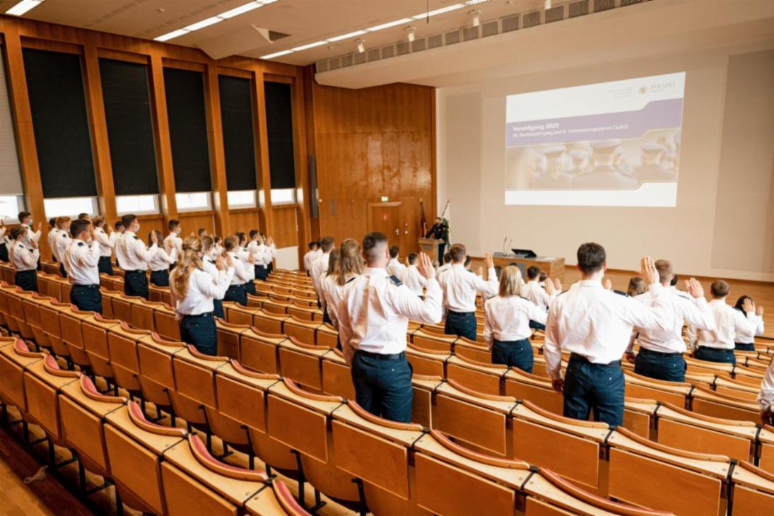 Blick in die Aula am Campus Bautzen während der Vereidigung des 28. Bachelorstudienganges