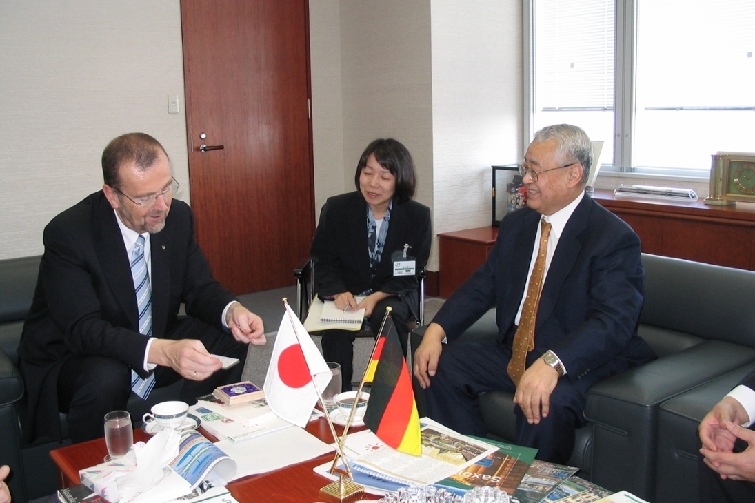 Von Japan lernen: Wirtschaftsminister Dr. Martin Gillo im Gespräch mit dem Chef des weltweit größten Eisenbahn-Gesellschaft, Japan Railway East, Masashi Matsuda (in der Mitte eine Dometscherin).