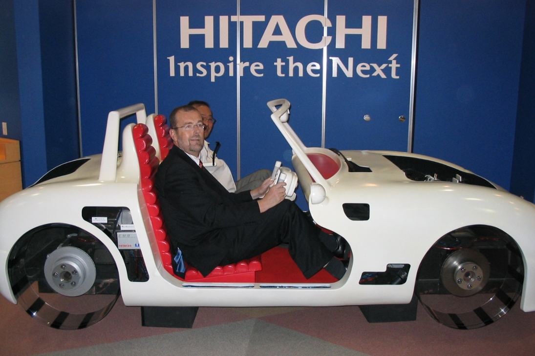 Besichtigung von Hitachi Automotive Systems in Tokio Der Minister saß �Probe� im Modell eines Hybrid-Fahrzeugs der Japaner. Hitachi startet am 7. November in Roßwein mit einem feierlichen ersten Spatenstich den Bau seines neuen Werks für Bezindirekteinspritzpumpen. Die Japaner investieren dort 15 Millionen Euro. Bis 2007 werden in Roßwein 70 Mitarbeiter tätig sein.