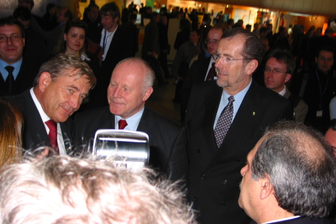 MP Milbradt und Wirtschaftsminister Gillo im Gespräch mit AMD-Europachef Giuliano Meroni