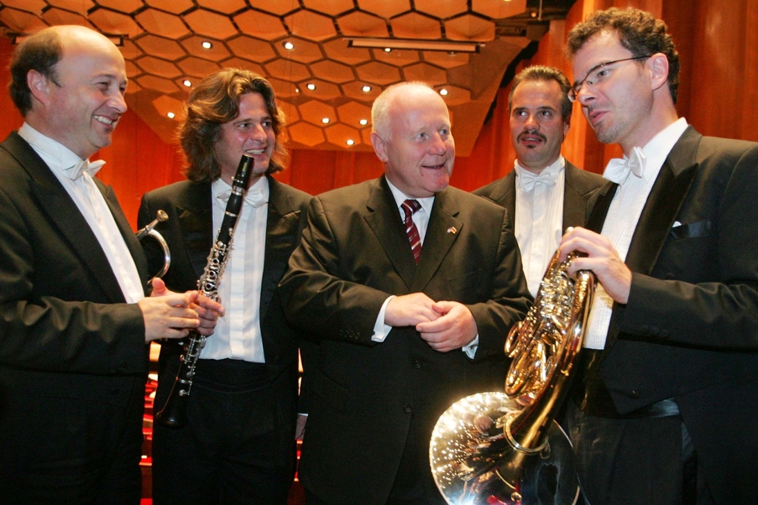 Music helps: Ministerpräsident Milbradt mit Musikern