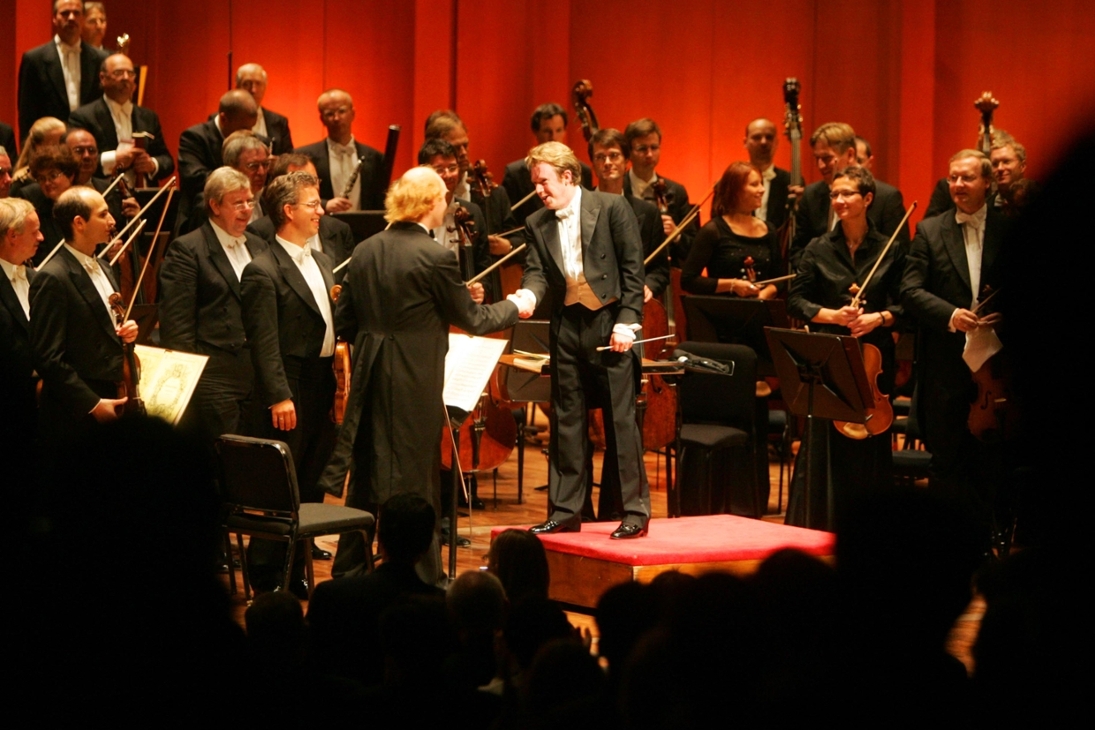 Stardirigent Daniel Harding mit Staatskapelle Dresden nach dem Konzert in Houston.