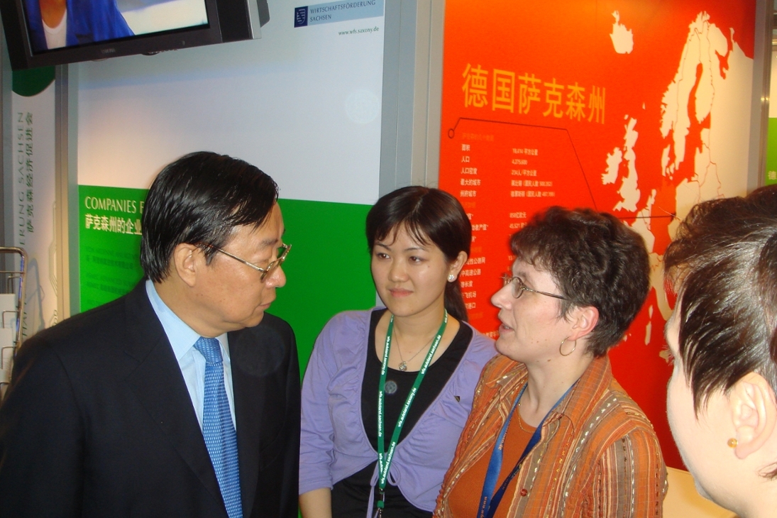 Lin Ying Li, Vize-Buergermeister von Shenzhen, mit Dolmetscherin Kiki Liu und WFS-Projektleiterin Andrea Voss am Sachsenstand (v.l.)