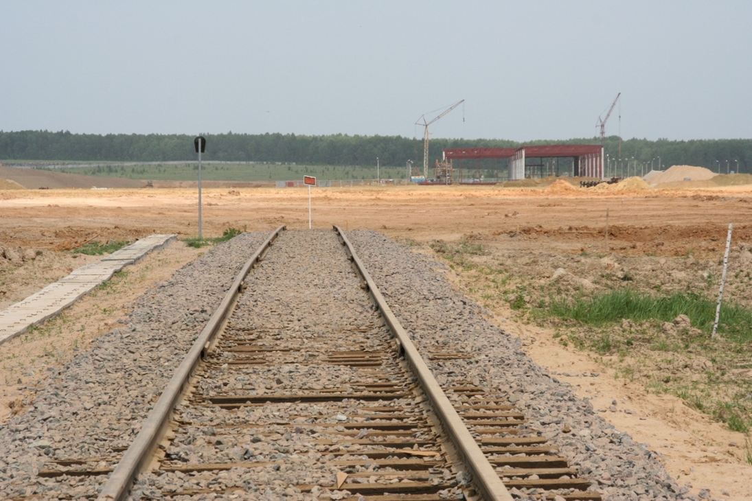 Text: Bei Jurks Besuch vor zwei (2007) Jahren war von dem VW-Werk in Kaluga nicht viel zu sehen. Die ersten Eisenbahnschienen enden noch im Nirgendwo und die Bagger hatten gerade das Feld freigeräumt, damit mit dem Bau der Werkhallen begonnen werden konnte.