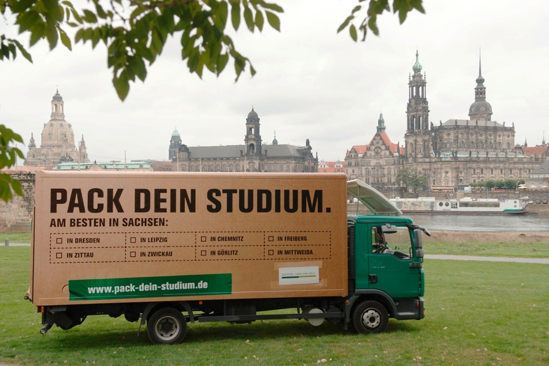 Am Truck der Kampagne &quot;Pack dein Studium. Am besten in Sachsen.&quot; werden ab Montag bayerische Abiturienten beraten.