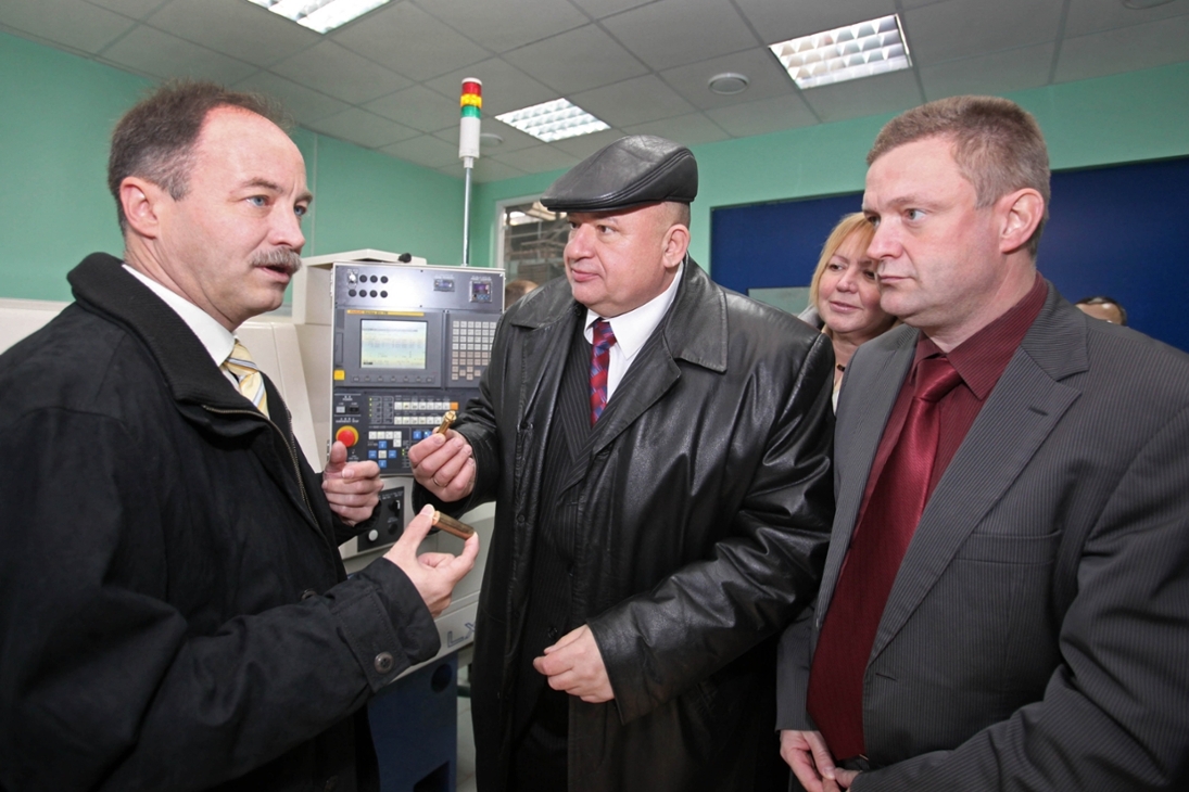 Der sächsische Wirtschaftsminister Sven Morlok (li. FDP), der Geschäftsfuehrer von INeS Systems Holm-Dieter Helmert (re) und der Chef der Kazaner Elektrotechnik Ginsburg (mi) schauen sich die Produktion des sächsisch-russischen Joint Venture „INeS systems“ in Kazan an.

