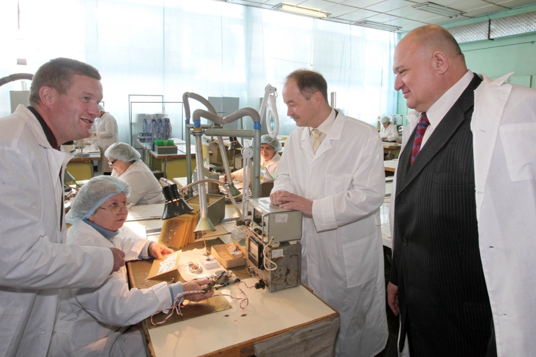 Der sächsische Wirtschaftsminister Sven Morlok (2.v.re., FDP), der Geschäftsfuehrer von INeS Systems Holm-Dieter Helmert (li) und der Chef der Kazaner Elektrotechnik Ginsburg (re) schauen sich die Produktion des sächsisch-russischen Joint Venture „INeS systems“ in Kazan an.
