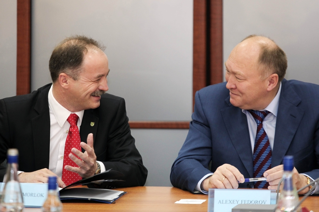 Wirtschaftsminister Sven Morlok (li., FDP) und der Präsident der UAC Alexej Fedorov (re.) unterzeichnen Kooperationsverträge in Moskau.