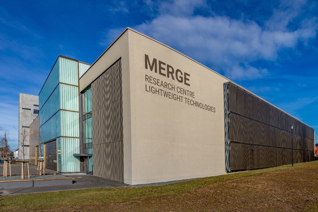 Das neue Laborgebäude am MERGE Research Centre "Lightweight Technologies"  der TU Chemnitz grenzt unmittelbar an die bereits 2015 fertiggestellte Forschungshalle.