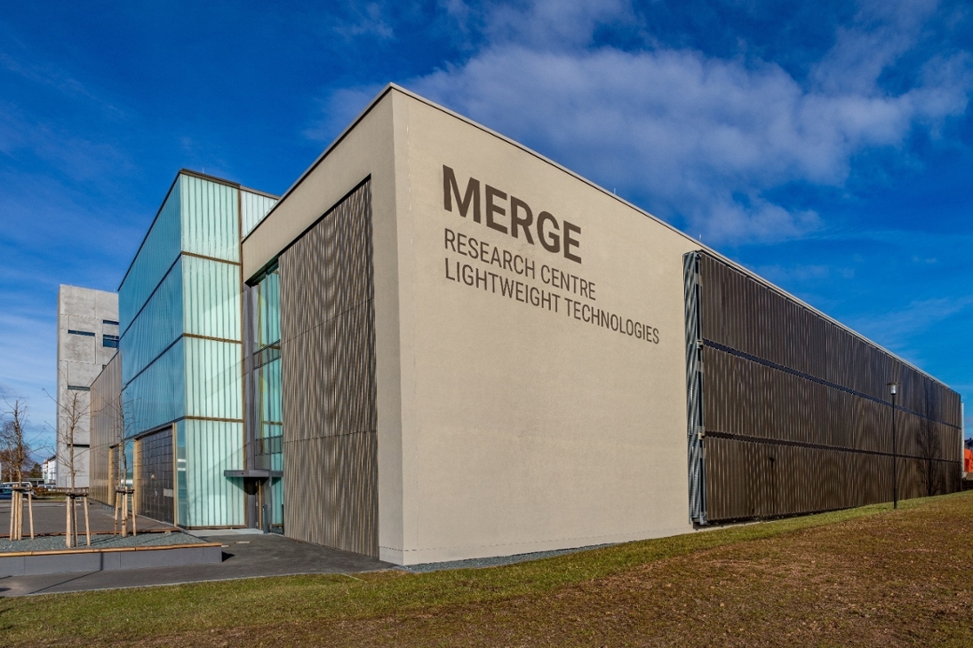 Das neue Laborgebäude am MERGE Research Centre &quot;Lightweight Technologies&quot;  der TU Chemnitz grenzt unmittelbar an die bereits 2015 fertiggestellte Forschungshalle.