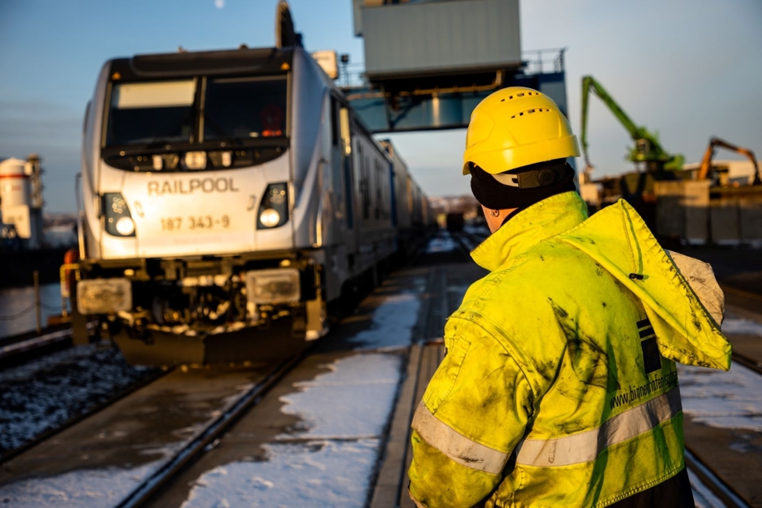 Einfahrt eines Güterzuges mit Sattelaufliegern von LkW Walter in den Alberthafen Dresden