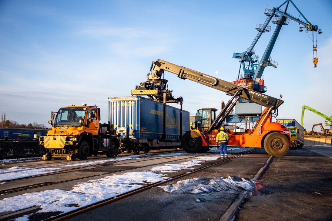 Sattelauflieger wird direkt auf Bahn verladen