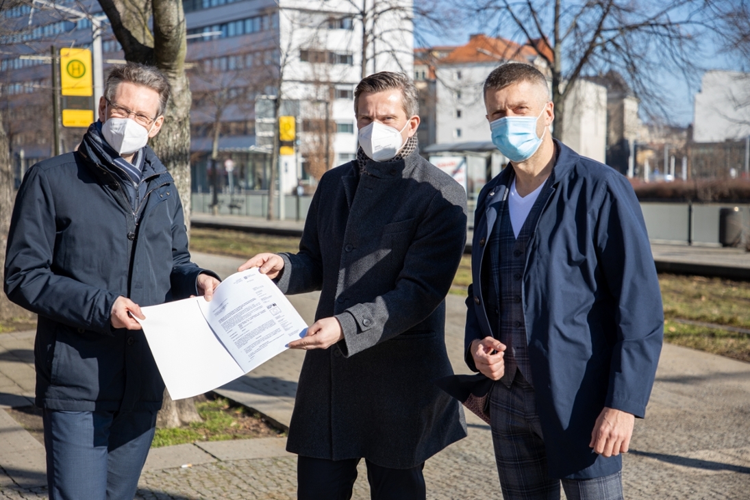 Sachsens Verkehrsminister Martin Dulig (Bild-Mitte) übergibt Förderbescheid an den Vorstand Finanzen und Technik der Dresdner Verkehrsbetriebe AG (DVB) Andreas Hemmersbach (links) und den Vorstand Betrieb und Personal der DVB Lars Seiffert (rechts).