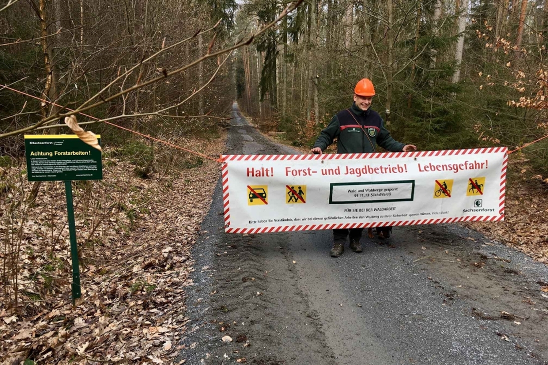 Waldpflege-Maßnahmen können für Waldbesucher lebensgefährlich sein. Revierförster Michael Blaß weist freundlich darauf hin, Sperrungen zum eigenen Schutz unbedingt zu beachten.